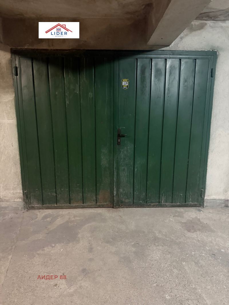 Продава ГАРАЖ, ПАРКОМЯСТО, гр. Плевен, Идеален център