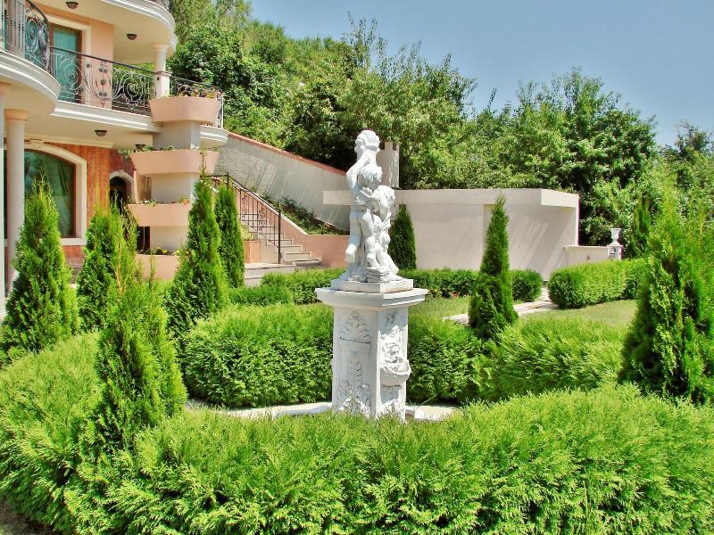 Продава  Хотел град Варна , м-т Манастирски рид , 2000 кв.м | 25794069