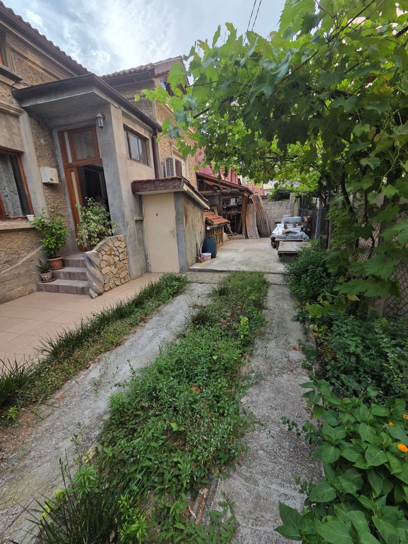 Продава КЪЩА, град Добрич, Център • 160000 € / 312932.80 лв. • 91567514 1 — Holmes.bg Продава КЪЩА, град Добрич, Център • 160000 € / 312932.80 лв. • 91567514 1