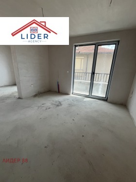 1 chambre Idealen tsentar, Pleven