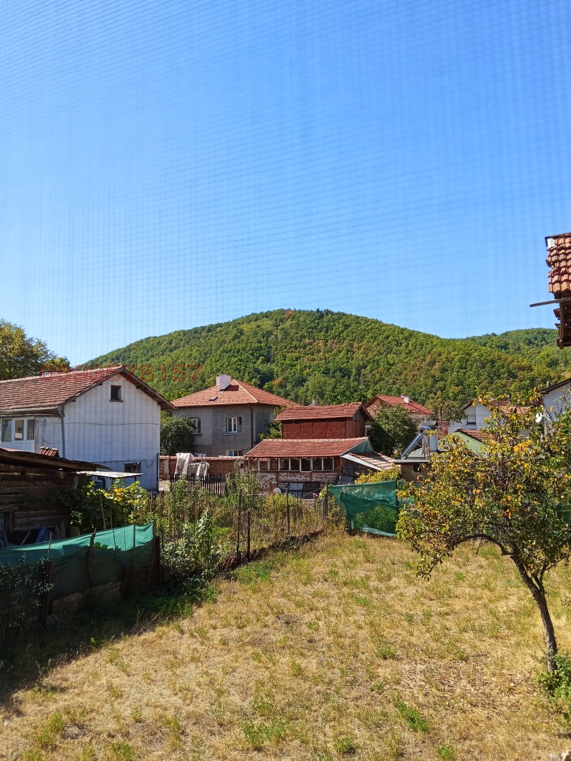 Продава КЪЩА, с. Радуил, област София област