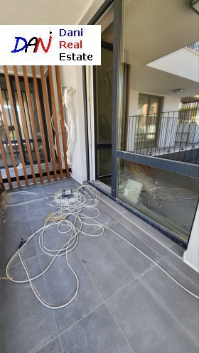 Studio Lewski 1, Warna 1