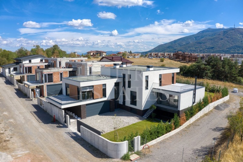 Продава КЪЩА, гр. София, Горна баня, снимка 2 - Къщи - 46524327