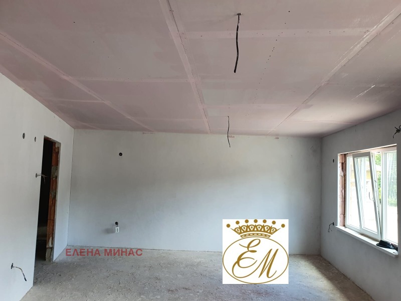 Продава КЪЩА в област Шумен, с. Градище - 200 кв.м / 135 000 € » 264 037.05 лв., ЕЛЕНА МИНАС
