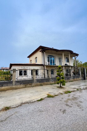 КЪЩА, 350 m2