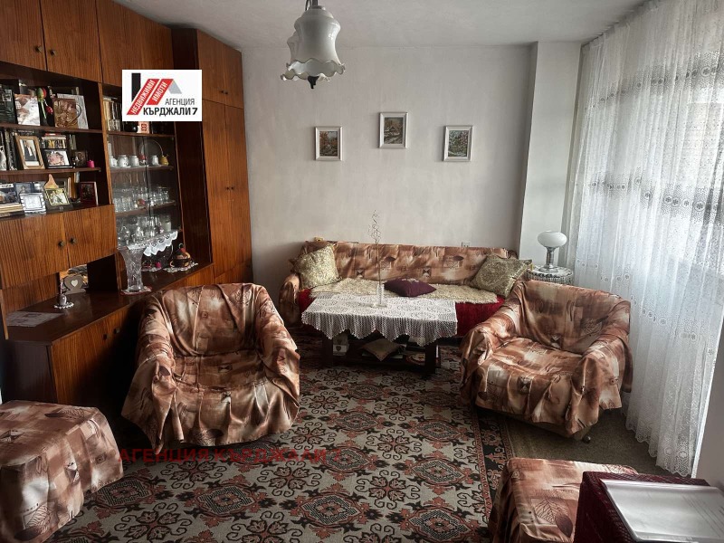 Продава МНОГОСТАЕН, гр. Кърджали, Център, снимка 7 - Aпартаменти - 49285850