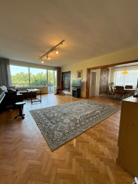 3+ chambres Izgrev, Sofia