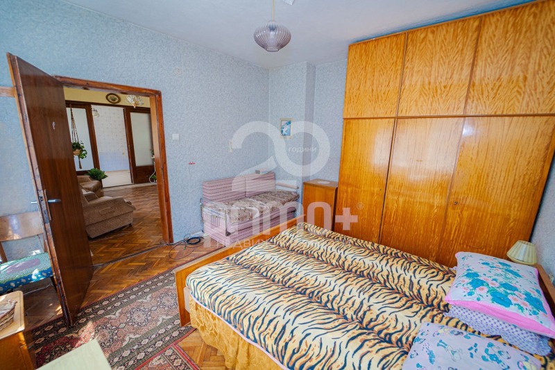 Продава МНОГОСТАЕН, гр. Велико Търново, Център, снимка 2 - Апартаменти - 52193713