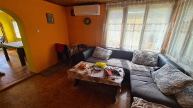 Продава етаж от къща град Разград Житница - [1] 