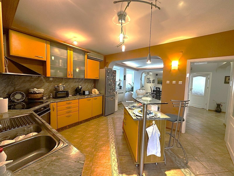 Продава 4-СТАЕН, гр. Шумен, Пожарната, снимка 2 - Апартаменти - 52802816