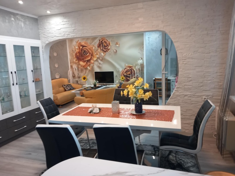 Продава  4-стаен град Русе , Хъшове , 120 кв.м | 67343678