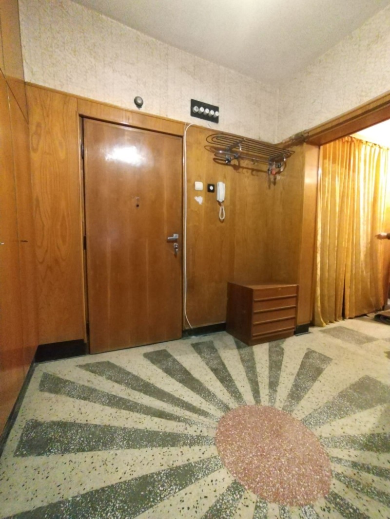 Продава МНОГОСТАЕН в град Плевен, Идеален център - 172 кв.м / 215 000 € » 420 503.45 лв., НОВА ХОУМ
