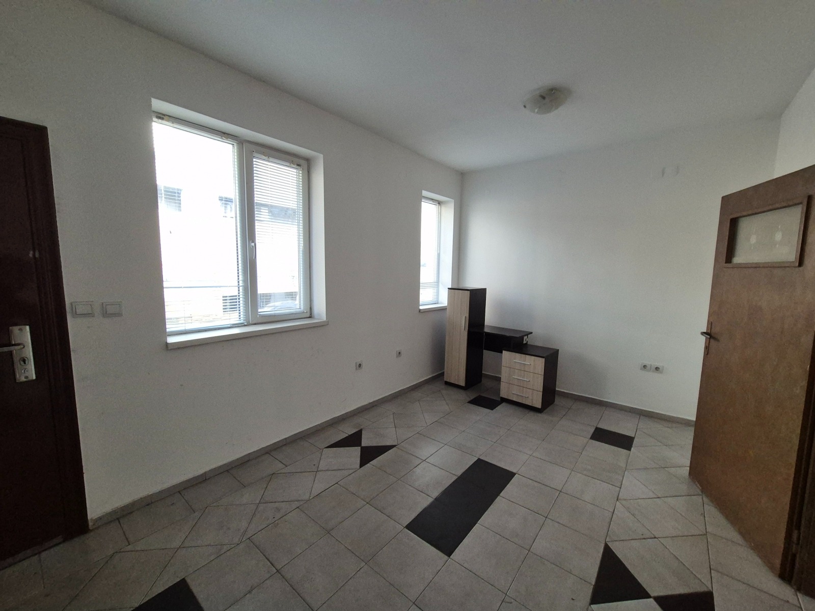 Продава ОФИС, гр. Велико Търново, Център, снимка 2 - Офиси - 55006524