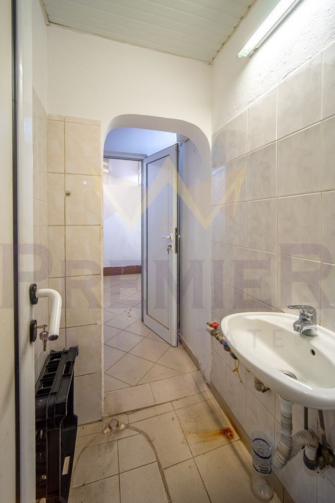 Продава МАГАЗИН, гр. Добрич, Кралска зона, снимка 11 - Магазини - 54342526