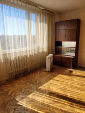 1 chambre Idealen tsentar, Pleven