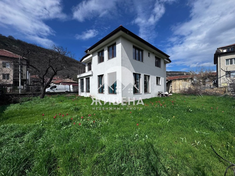 Продава КЪЩА в област Варна, гр. Провадия - 240 кв.м / 290 000 € » 567 190.70 лв., ЖИВЕНА