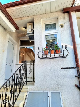 Haus Kolhozen pazar, Warna