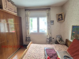 2-стаен град Перник, Изток