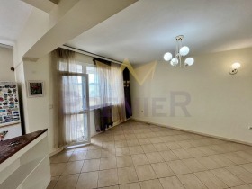 Продава 3-стаен град Добрич Център - [1] 