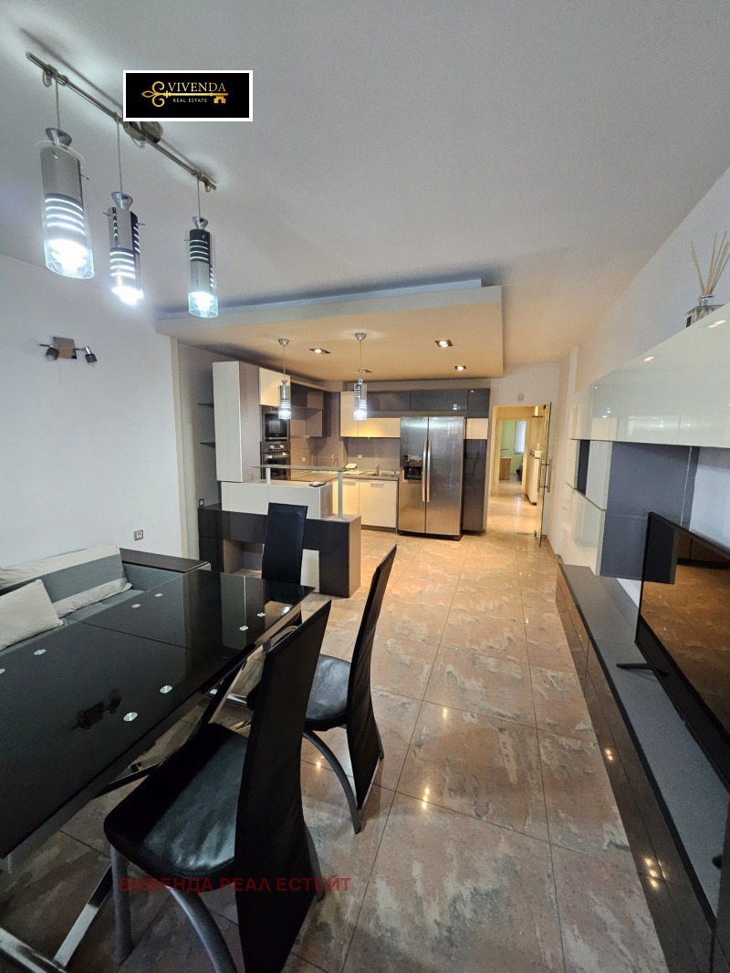 Продава 3-СТАЕН, гр. Плевен, Широк център