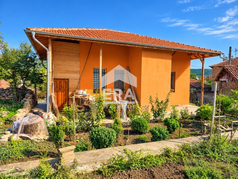 Продава КЪЩА, гр. Дебелец, област Велико Търново, снимка 2 - Къщи - 56360491