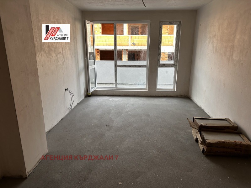 Продава  3-стаен град Кърджали , Възрожденци , 96 кв.м | 15210236 - изображение [2]