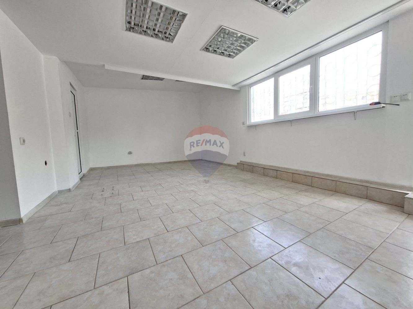 Продава МАГАЗИН, гр. Варна, Владислав Варненчик 2, снимка 3 - Магазини - 53973239