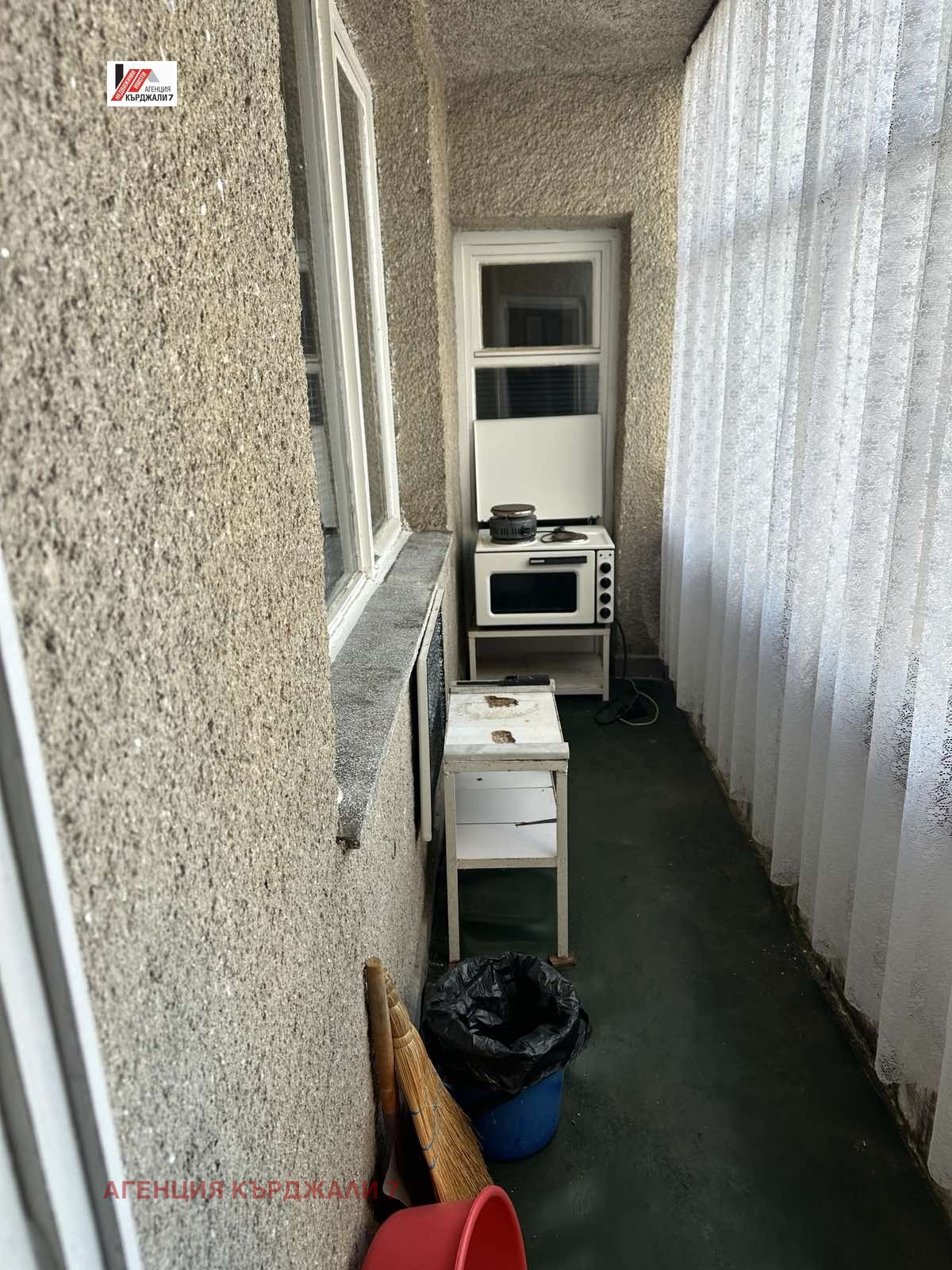 Продава МНОГОСТАЕН, гр. Кърджали, Байкал, снимка 9 - Апартаменти - 54216440