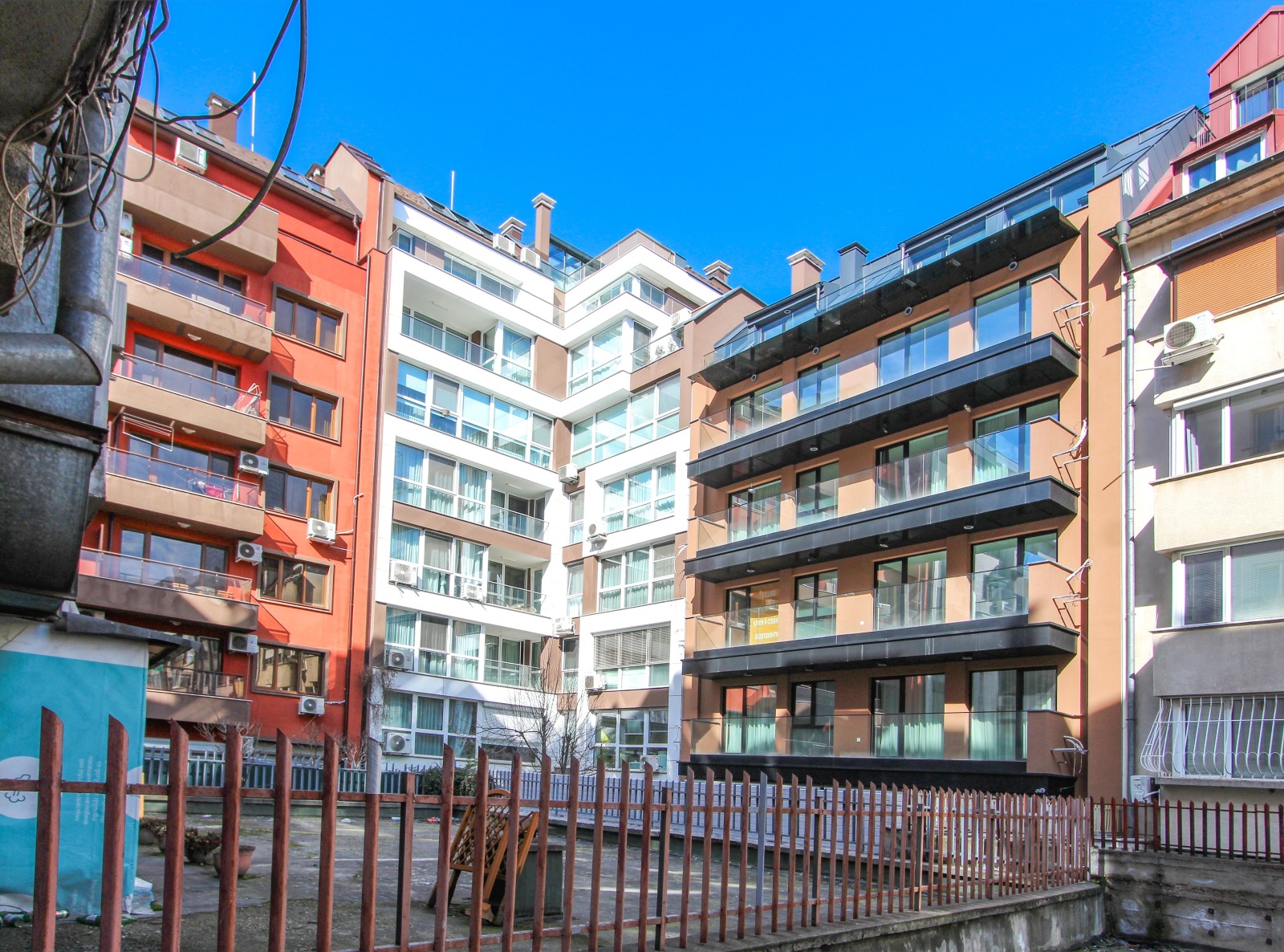 Продава ГАРАЖ, ПАРКОМЯСТО, гр. София, Оборище, снимка 5 - Гаражи и паркоместа - 54174188