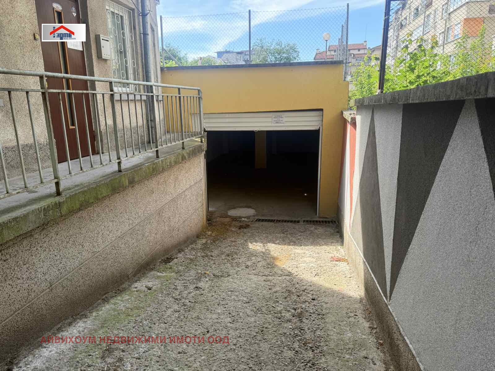 Продава ГАРАЖ, ПАРКОМЯСТО, гр. Плевен, Широк център, снимка 4 - Гаражи и паркоместа - 55035780
