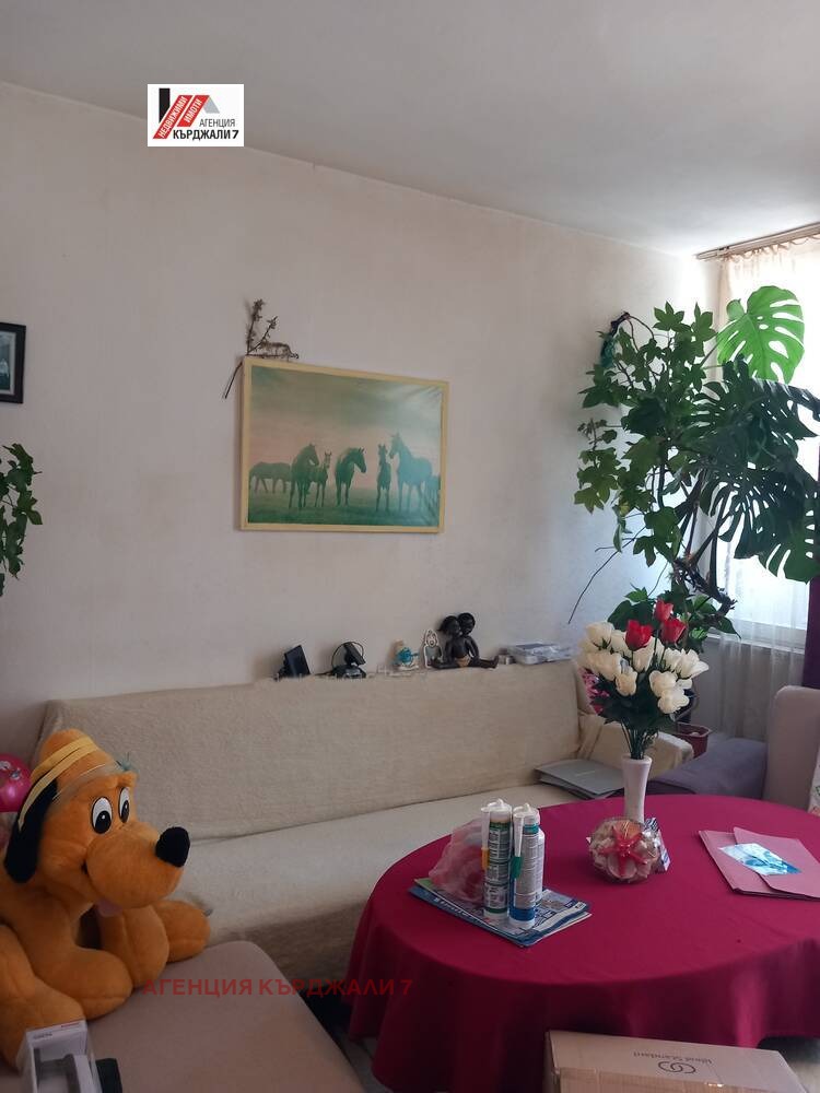 Продава МНОГОСТАЕН, гр. Кърджали, Веселчане, снимка 3 - Апартаменти - 54213314