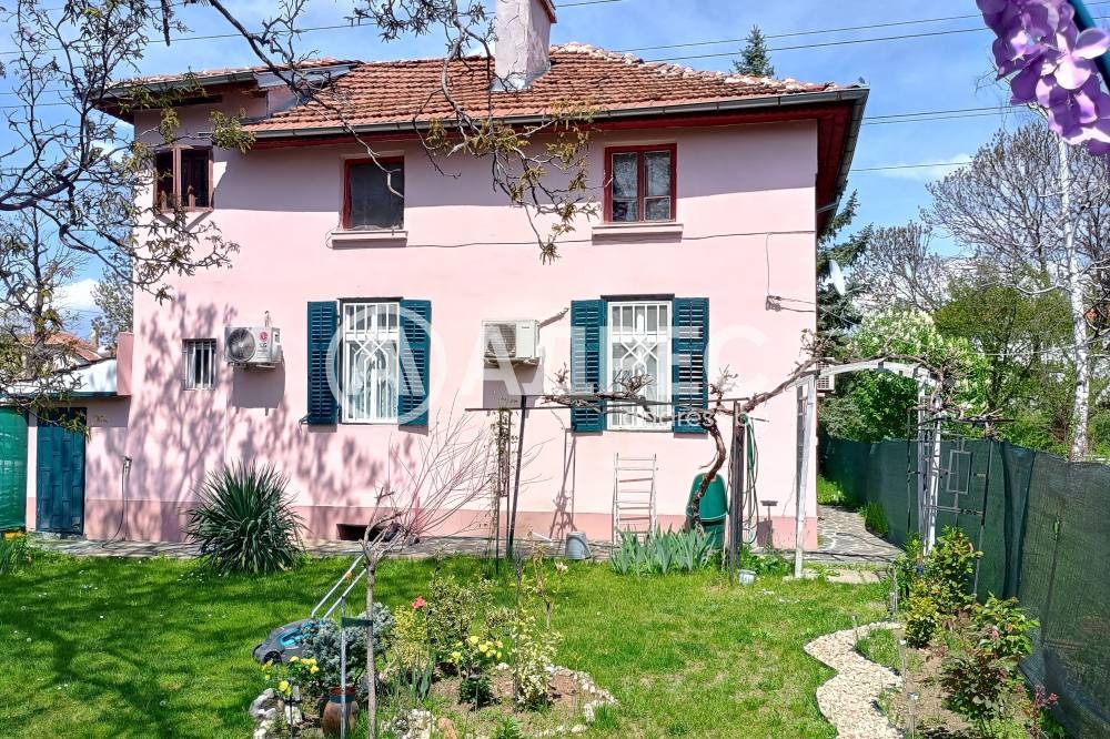 Продава ЕТАЖ ОТ КЪЩА, гр. София, Карпузица