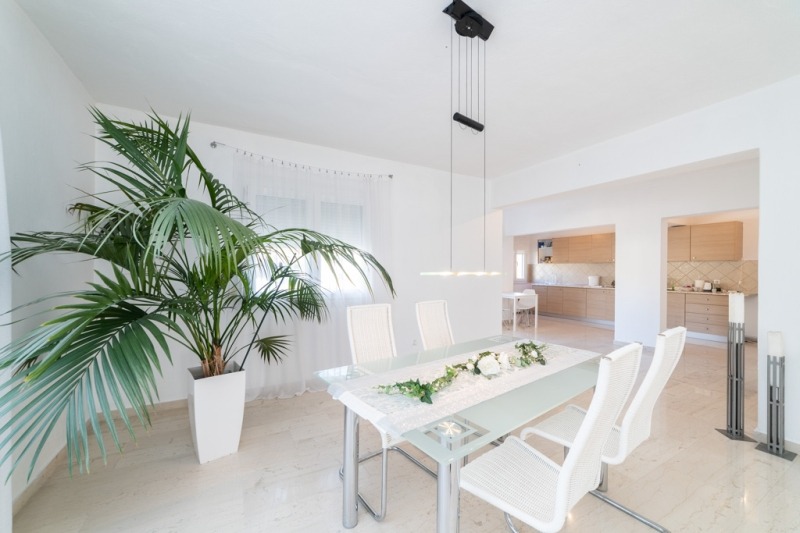 Продава МНОГОСТАЕН, гр. Бургас, Център