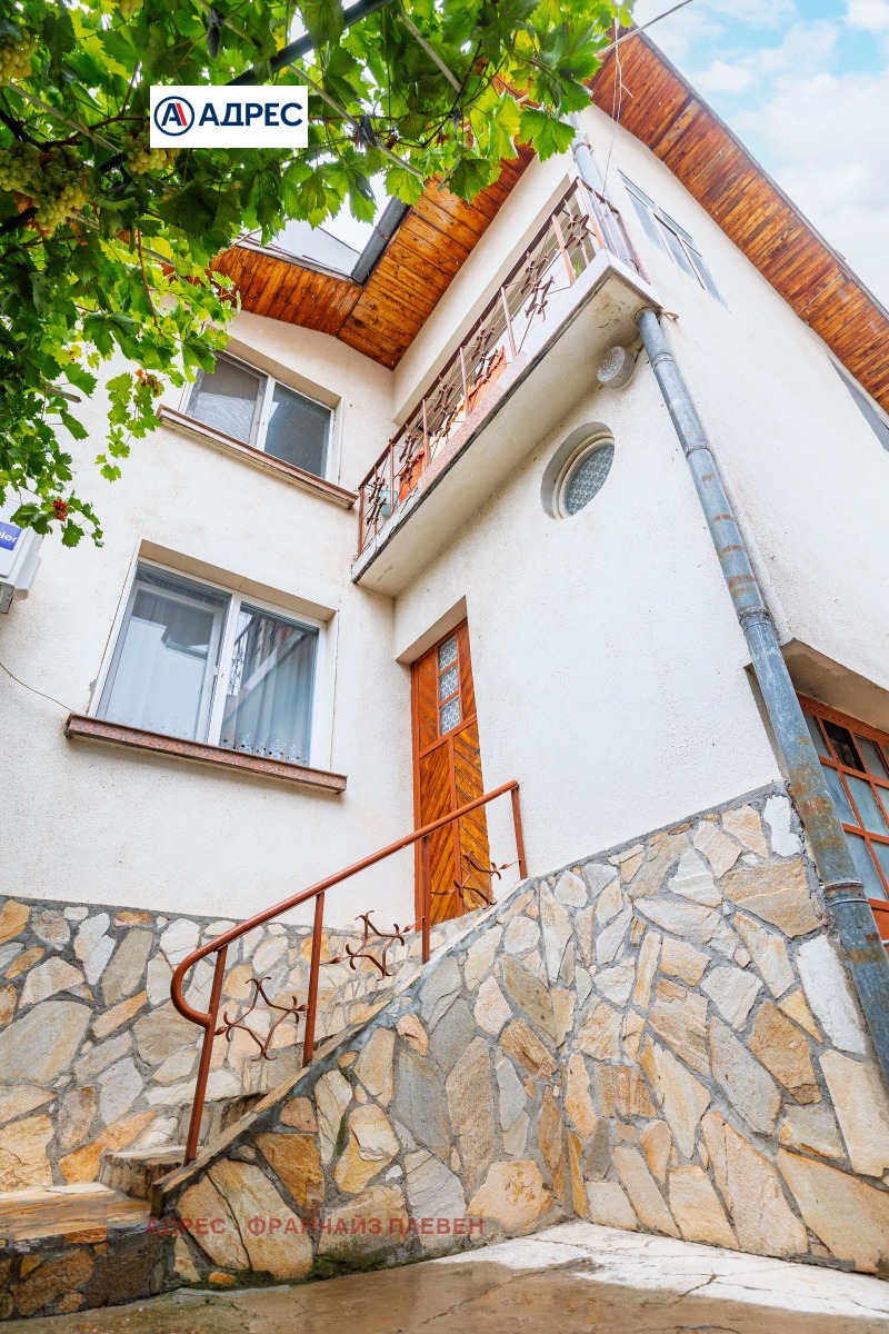 Продава КЪЩА, град Плевен, 9-ти квартал • 160000 € / 312932.80 лв. • 35713094 1