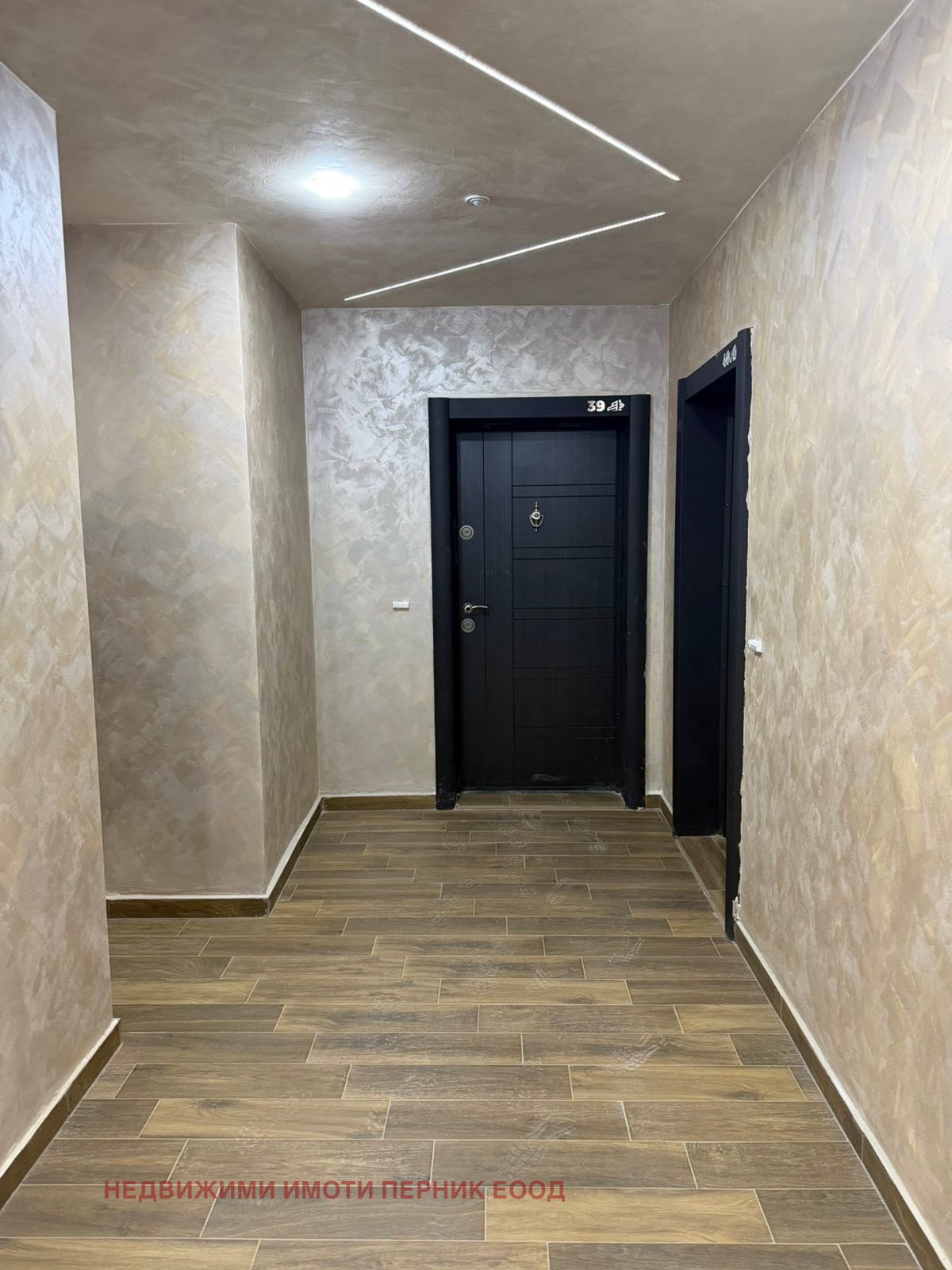 Продава МНОГОСТАЕН, гр. Перник, Изток, снимка 3 - Апартаменти - 54759687