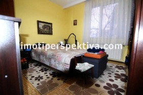 Продава етаж от къща град Пловдив Кючук Париж - [1] 