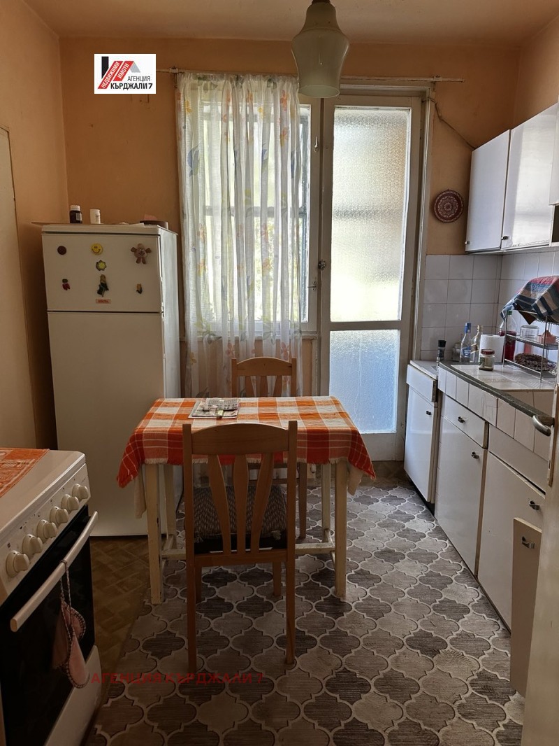 Продава МНОГОСТАЕН, гр. Кърджали, Център, снимка 2 - Aпартаменти - 48993529