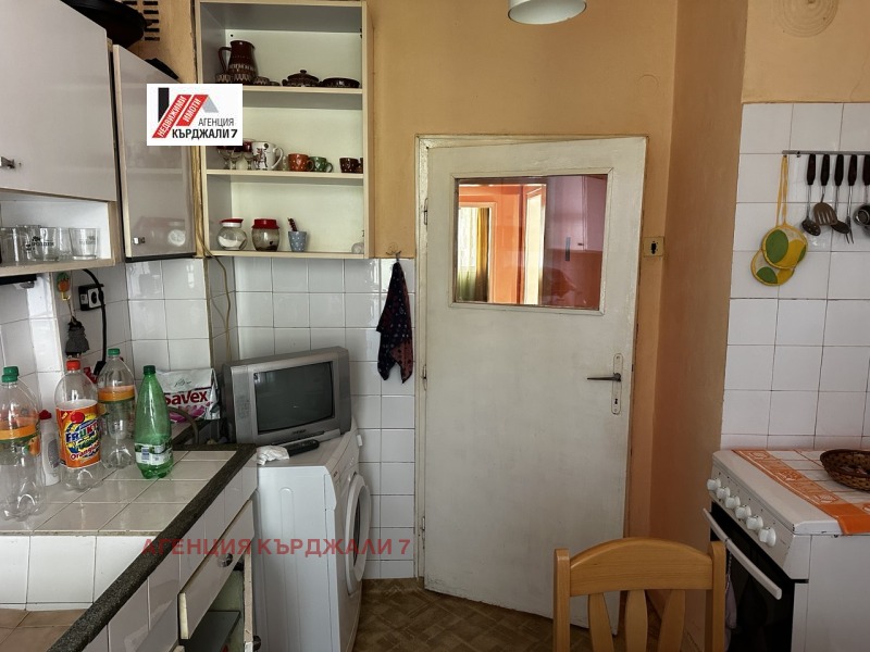 Продава МНОГОСТАЕН, гр. Кърджали, Център, снимка 3 - Aпартаменти - 48993529