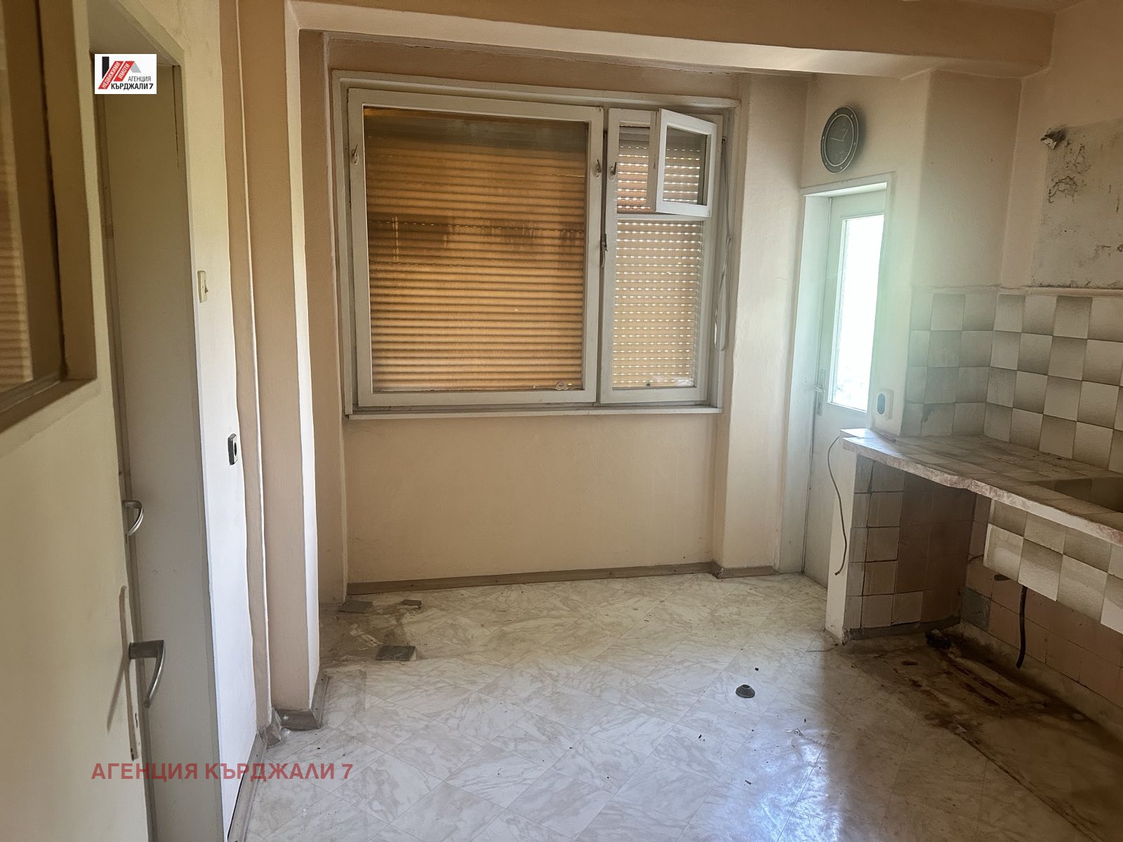 Продава МНОГОСТАЕН, гр. Кърджали, Център, снимка 11 - Апартаменти - 53962492