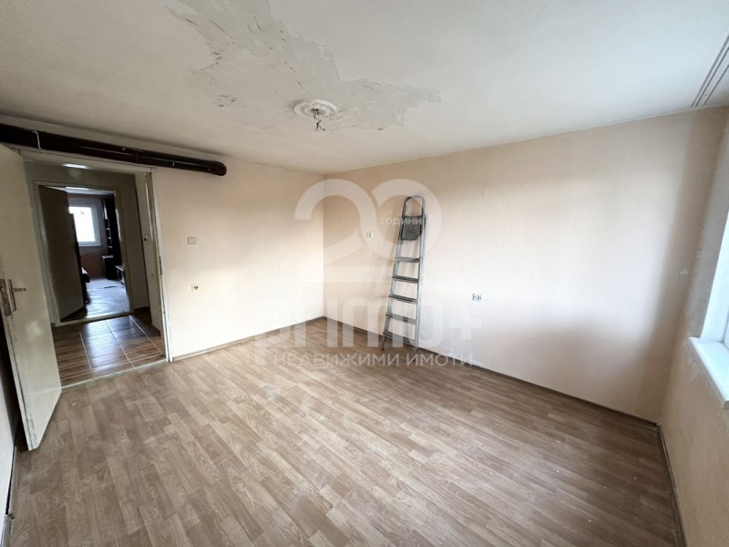 Продава 3-СТАЕН, гр. Дебелец, област Велико Търново, снимка 2 - Апартаменти - 52834159