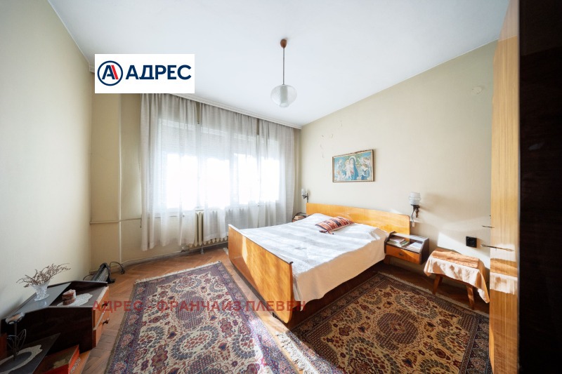 Продава ЕТАЖ ОТ КЪЩА, гр. Плевен, Идеален център, снимка 2 - Етаж от къща - 53286683