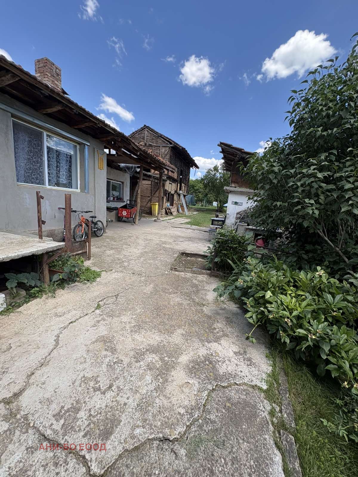 Продава КЪЩА, с. Чавдар, област София област