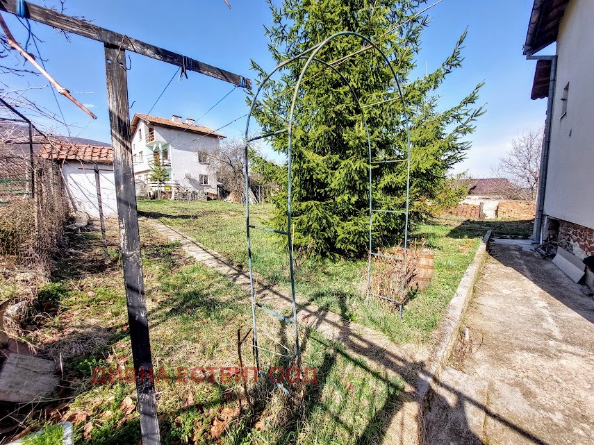 Продава КЪЩА, с. Полянци, област София област, снимка 2 - Къщи - 49624083