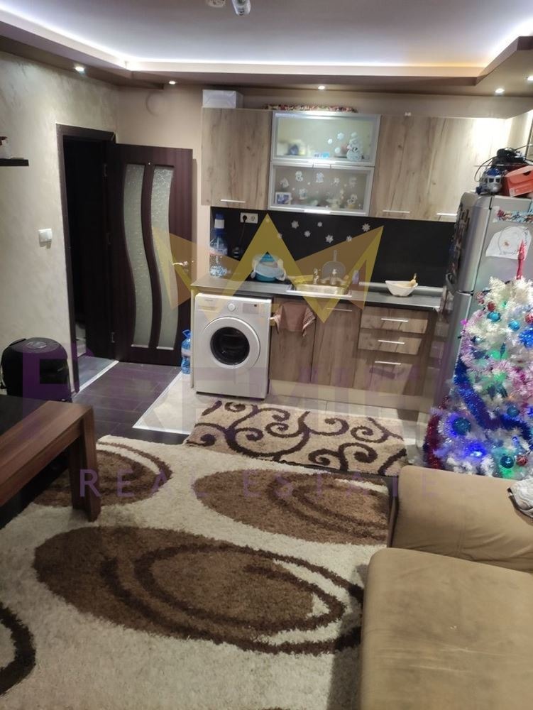 Продава ЕТАЖ ОТ КЪЩА, гр. Пловдив, Прослав, снимка 2 - Етаж от къща - 54123281