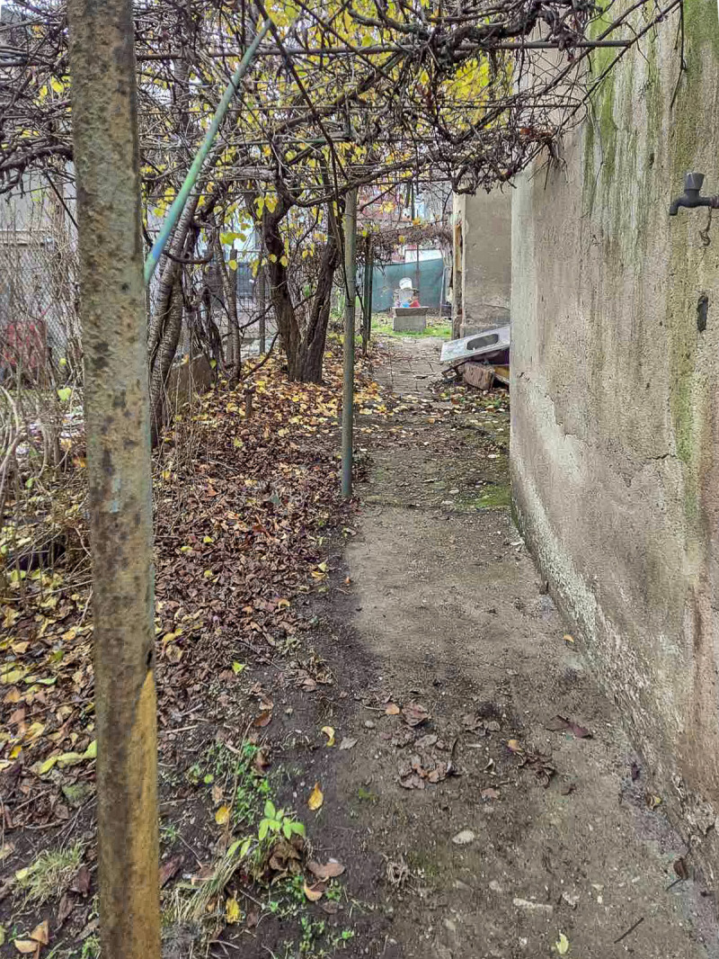 Продава КЪЩА, гр. София, Левски В, снимка 2 - Къщи - 53267024