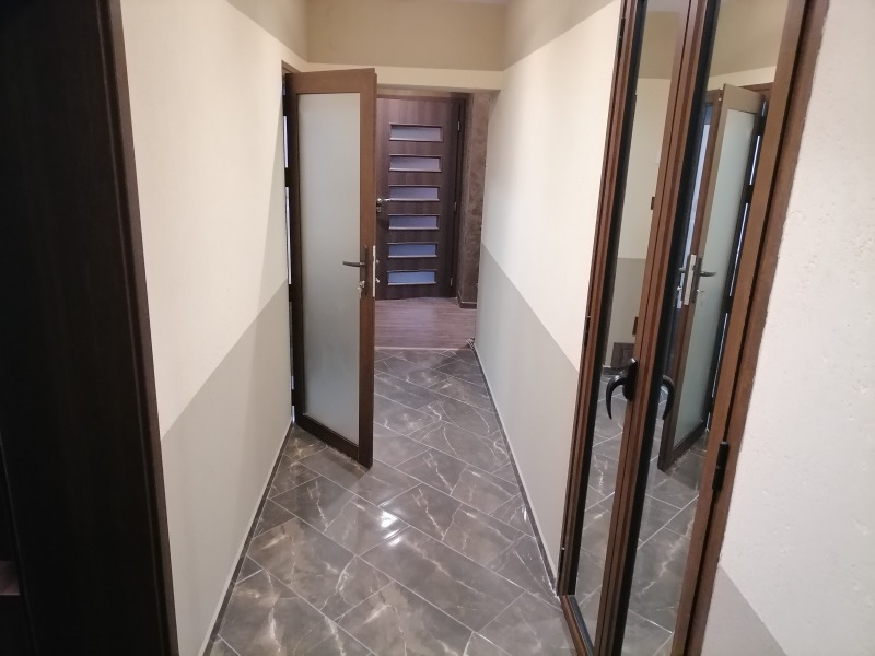 Продава МНОГОСТАЕН, гр. Шумен, Пазара, снимка 2 - Апартаменти - 52576043