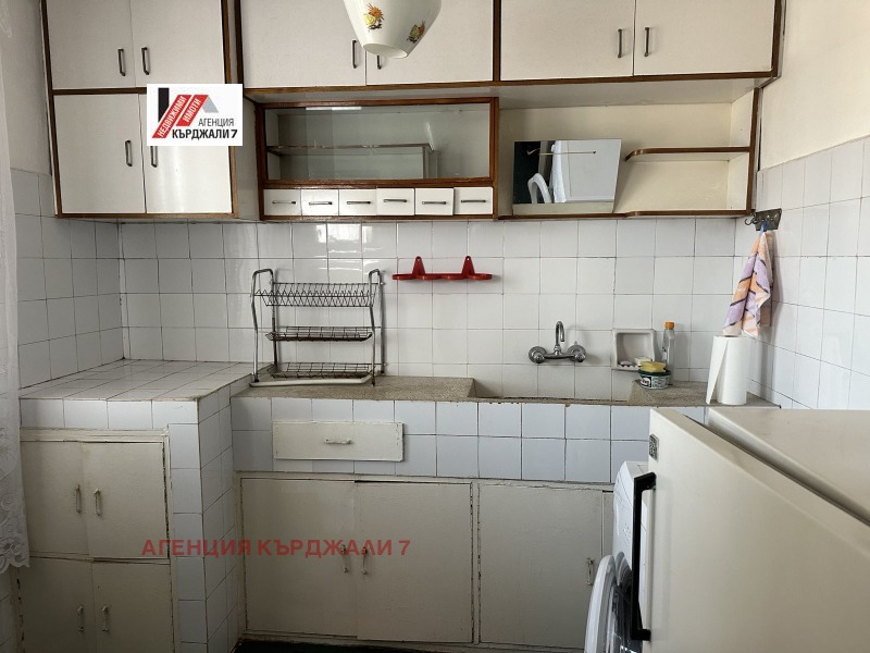 Продава МНОГОСТАЕН, гр. Кърджали, Байкал, снимка 2 - Апартаменти - 52800837