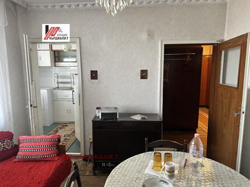 Продава МНОГОСТАЕН, гр. Кърджали, Байкал, снимка 7 - Апартаменти - 52800837