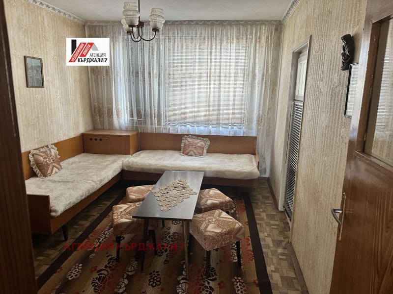 Продава МНОГОСТАЕН, гр. Кърджали, Байкал, снимка 6 - Апартаменти - 52800837
