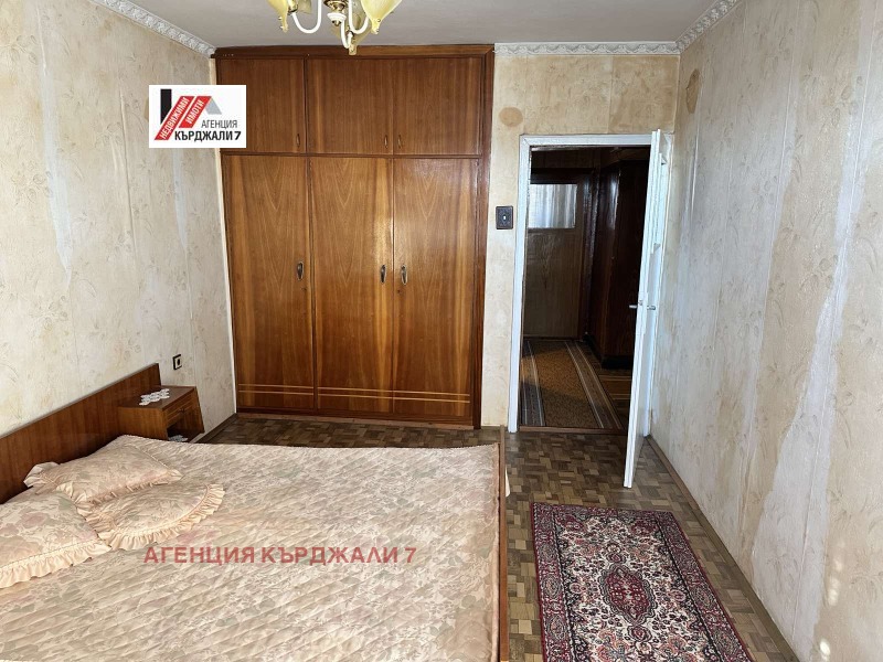 Продава МНОГОСТАЕН, гр. Кърджали, Байкал, снимка 3 - Апартаменти - 52800837